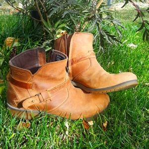 Teva waterproof leather ankle boots.